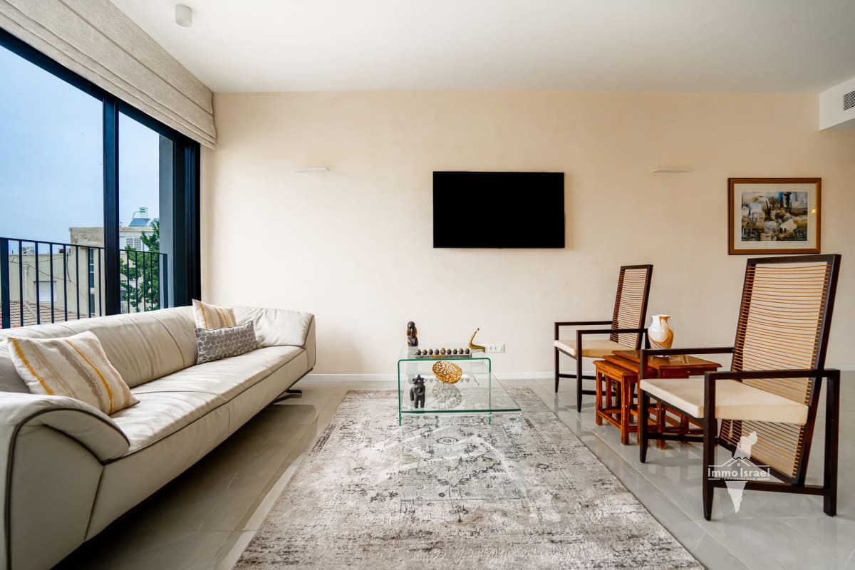 2-Room Apartment for Sale in a Historically Preserved Building at 21 Gruzenberg Street, Tel Aviv-Yafo