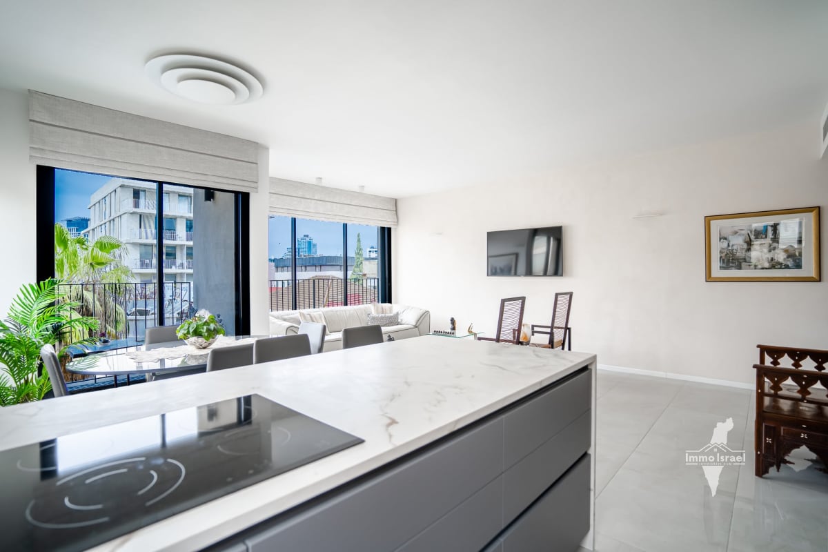 2-Room Apartment for Sale in a Historically Preserved Building at 21 Gruzenberg Street, Tel Aviv-Yafo