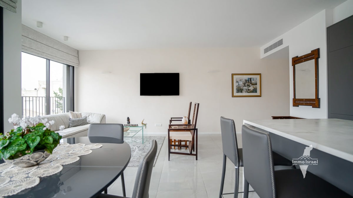 2-Room Apartment for Sale in a Historically Preserved Building at 21 Gruzenberg Street, Tel Aviv-Yafo