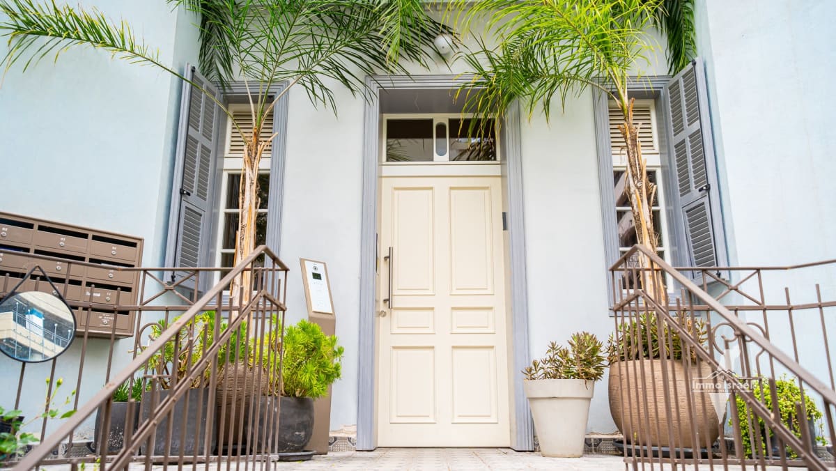 2-Room Apartment for Sale in a Historically Preserved Building at 21 Gruzenberg Street, Tel Aviv-Yafo