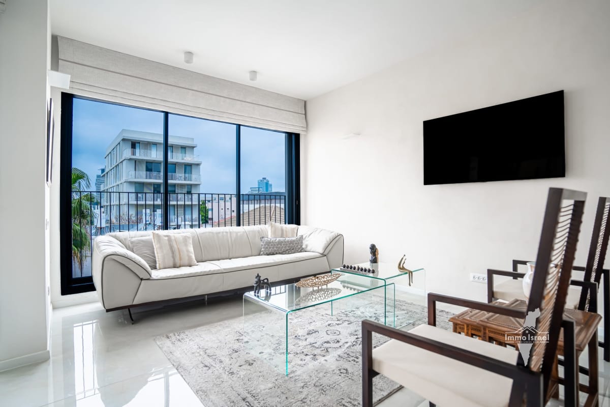 2-Room Apartment for Sale in a Historically Preserved Building at 21 Gruzenberg Street, Tel Aviv-Yafo