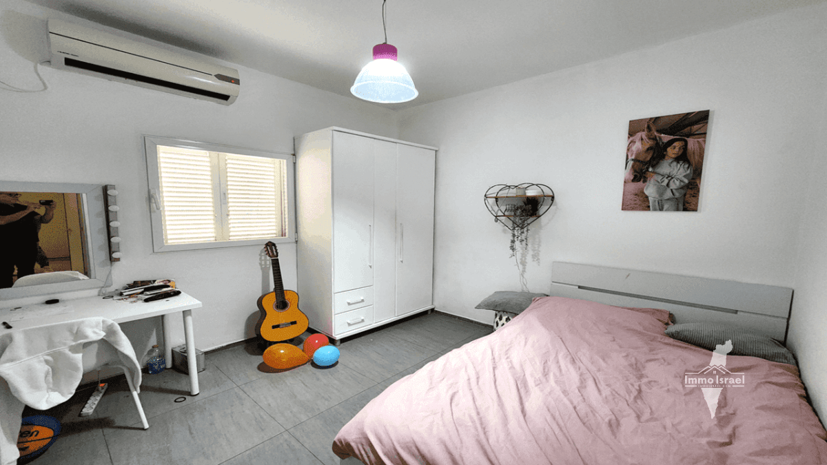 Apartment with a Small Yard and Basement for Sale at 7 Aminadav Street, Ramat Gan