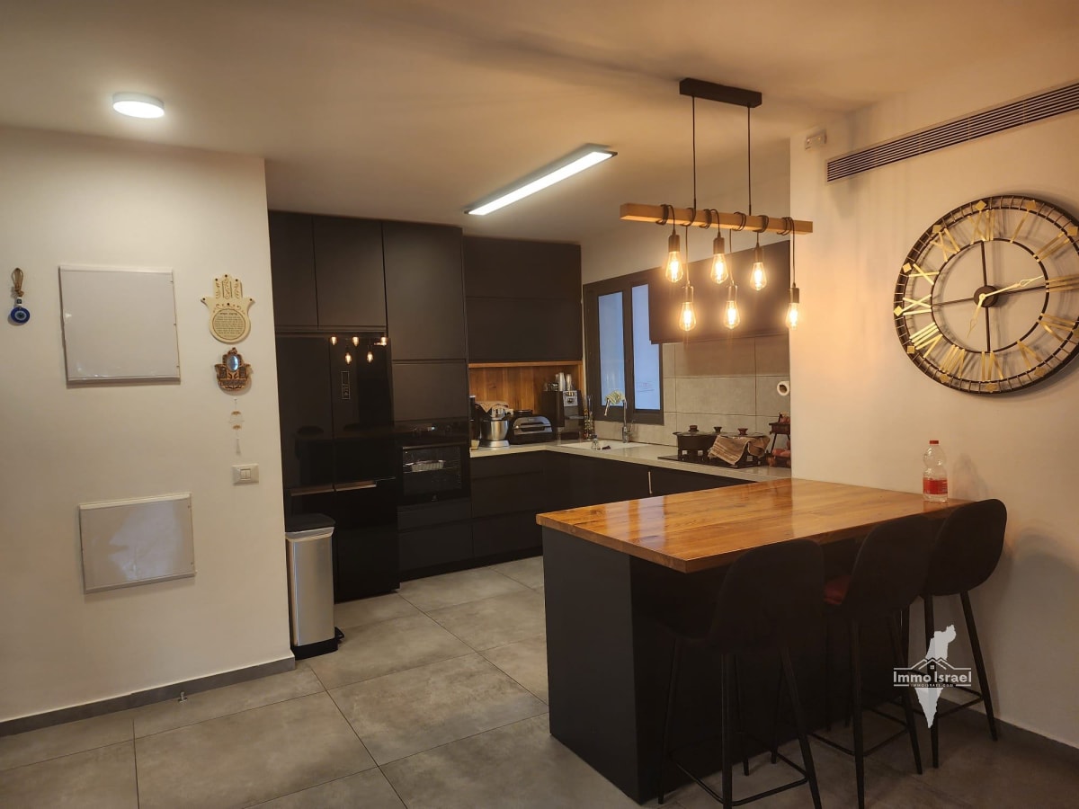 5-комнатная квартира с садом на продажу в районе Ха-Прахим, Хариш