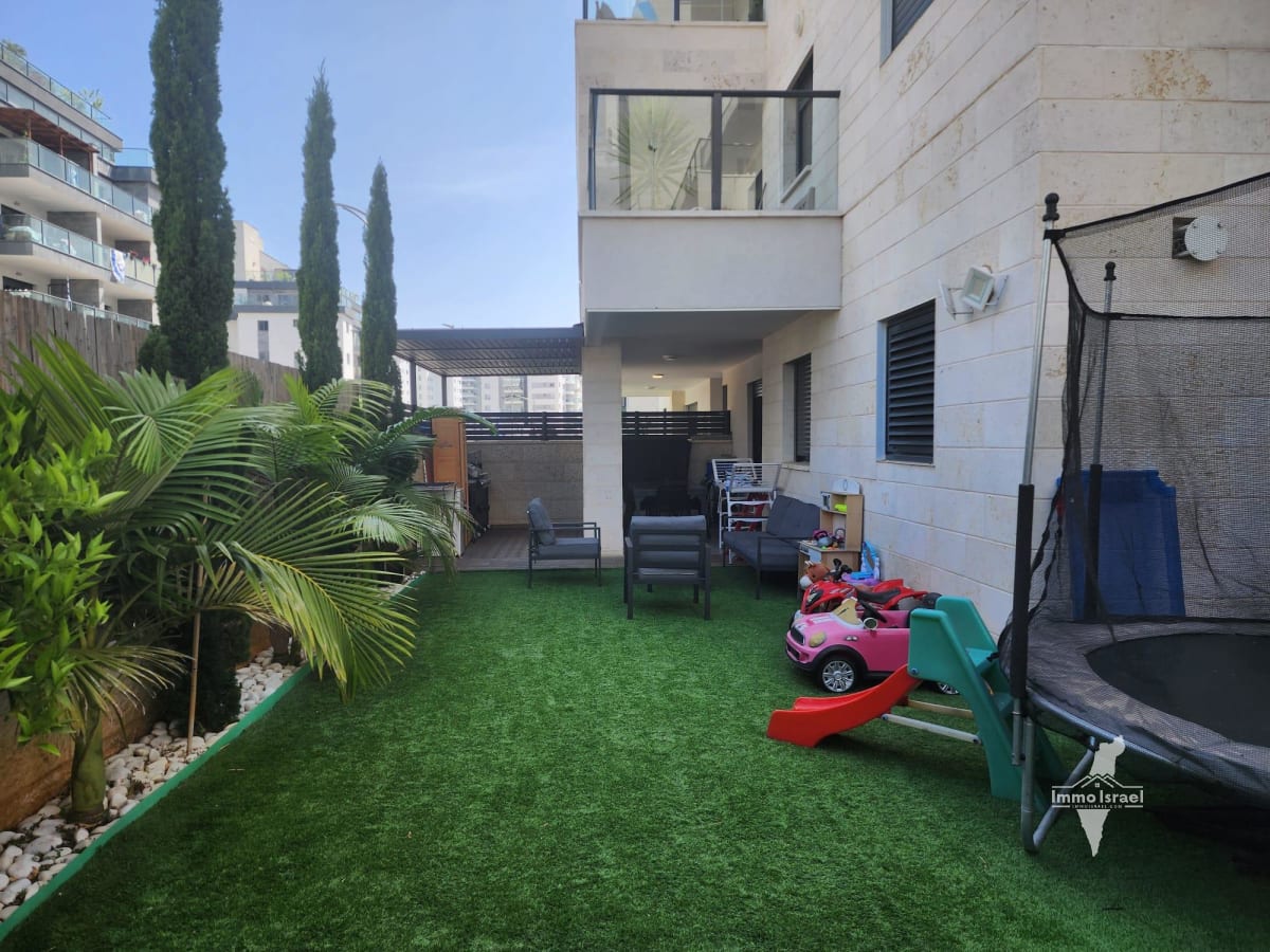 5-комнатная квартира с садом на продажу в районе Ха-Прахим, Хариш