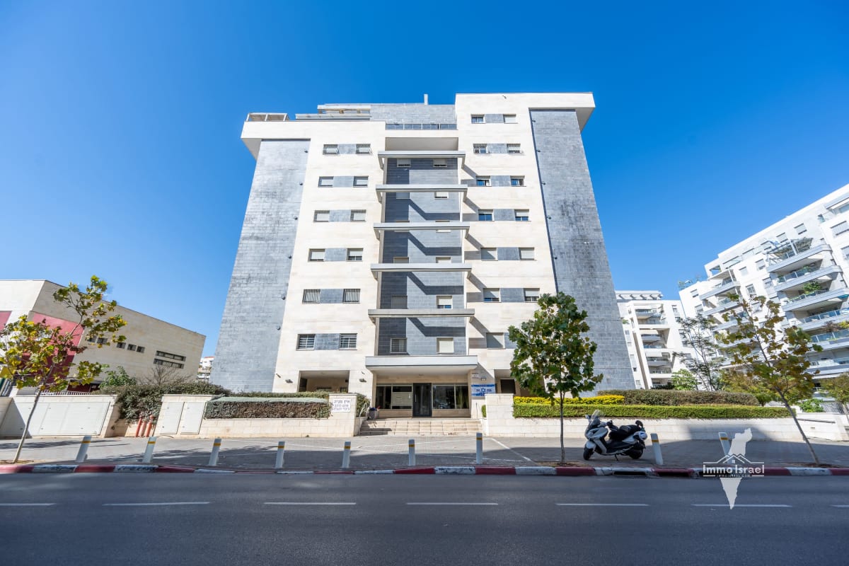 5-Room Apartment for Sale at 32 Yatkovski Achim Street, Petah Tikva