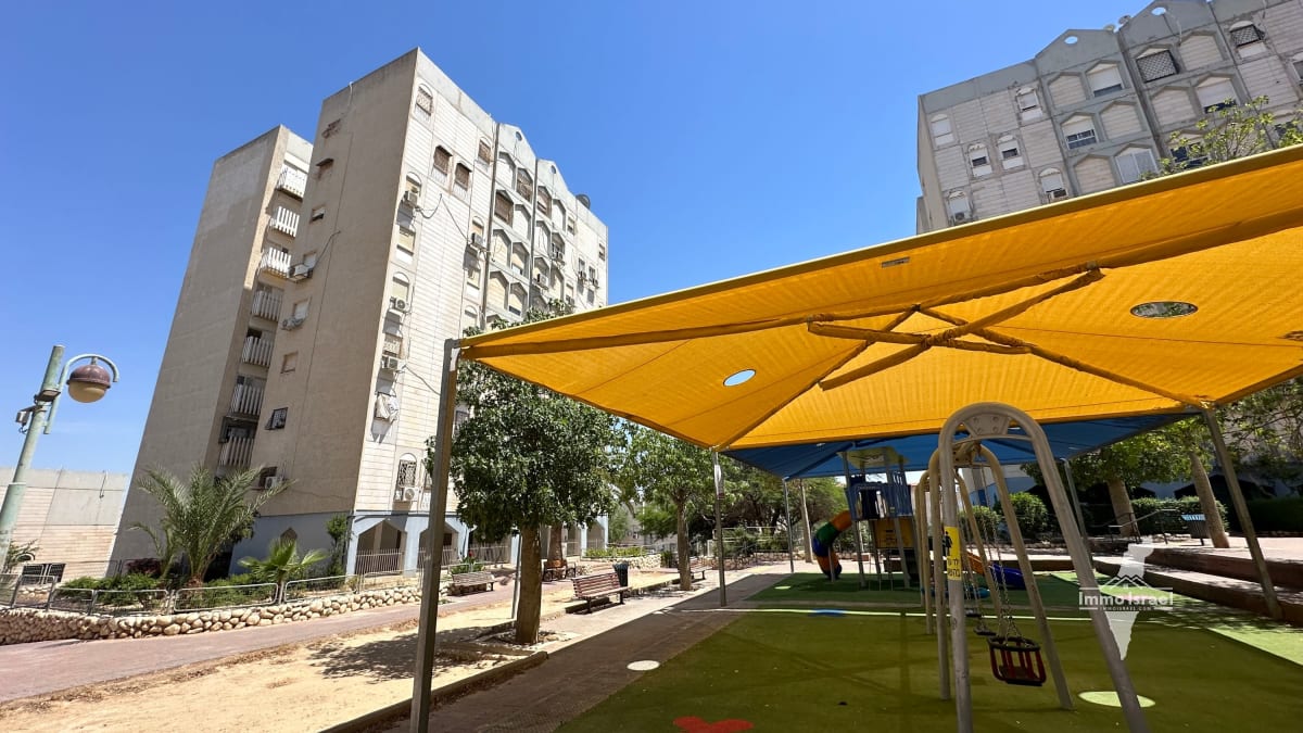 Appartement rénové de 4 pièces à vendre dans un immeuble avec ascenseur dans le quartier Shkhuna Yud Alef, Be'er Sheva