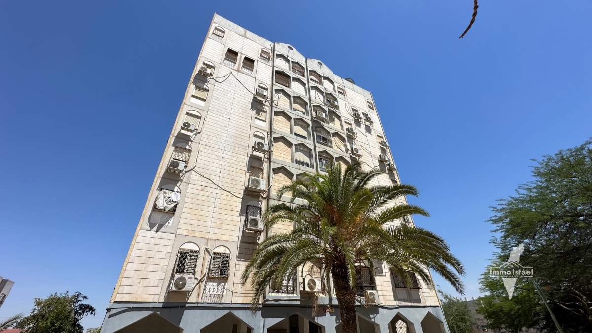 Appartement rénové de 4 pièces à vendre dans un immeuble avec ascenseur dans le quartier Shkhuna Yud Alef, Be'er Sheva