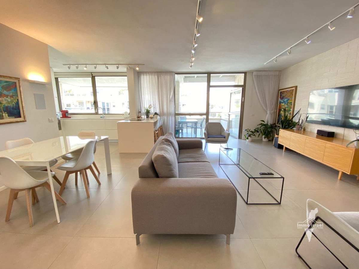 Great 4.5-Room Apartment in Ha-Mashtela Neighborhood, Tel Aviv