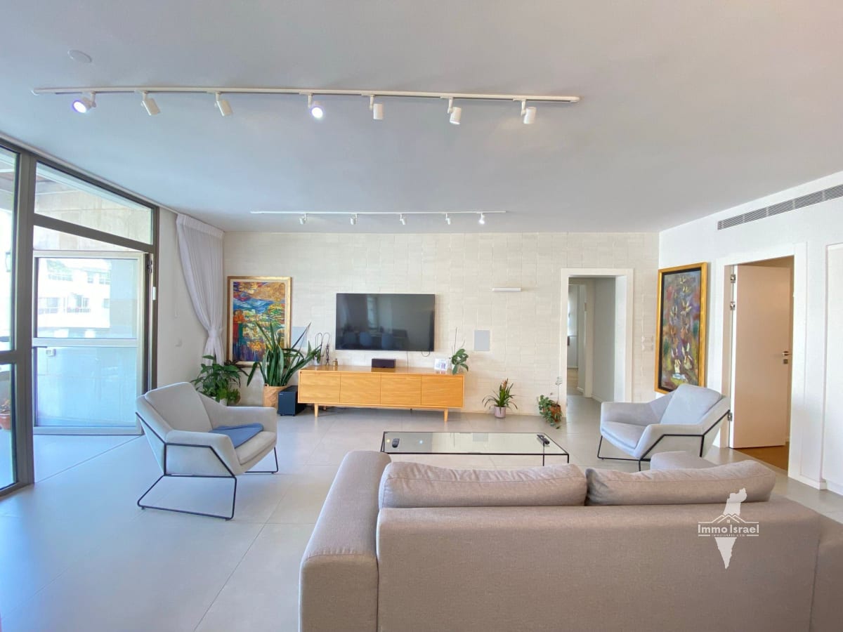 Great 4.5-Room Apartment in Ha-Mashtela Neighborhood, Tel Aviv