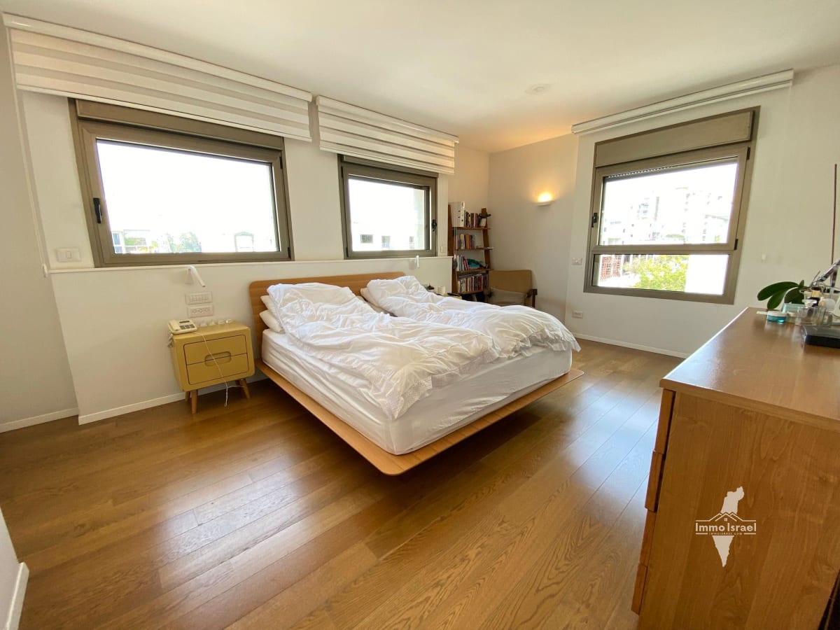 Great 4.5-Room Apartment in Ha-Mashtela Neighborhood, Tel Aviv