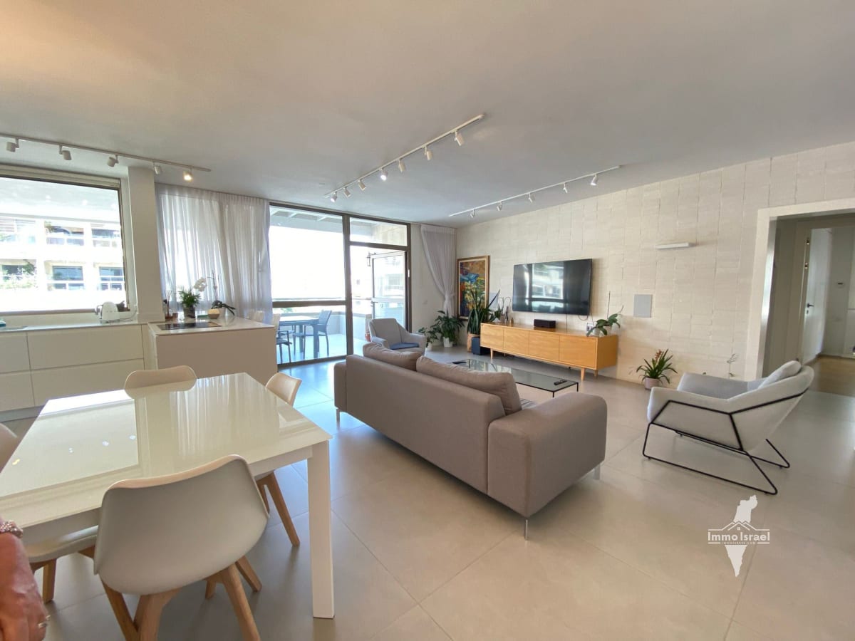 Great 4.5-Room Apartment in Ha-Mashtela Neighborhood, Tel Aviv