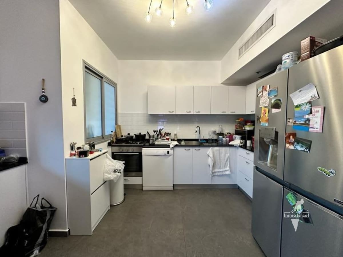 4-Room Apartment for Sale at 11 Kompert Street, Tel Aviv-Yafo