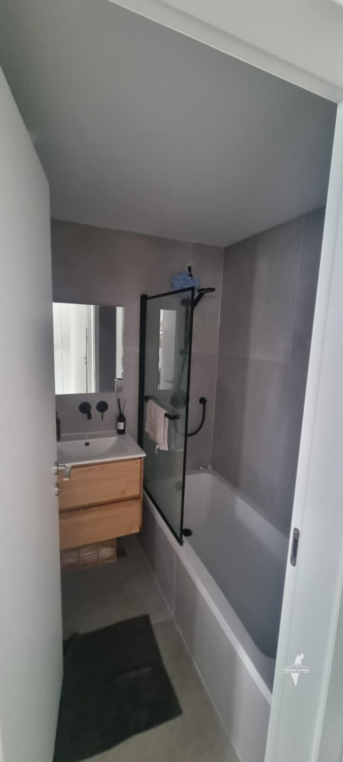 Appartement de 3 pièces à vendre dans le quartier nord de Kikar ha-Medina, Tel Aviv-Yafo