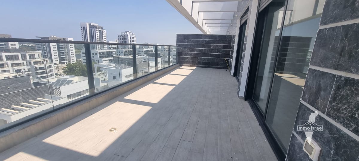 5-Room Penthouse for Rent in Or Yam Neighborhood, Or Akiva