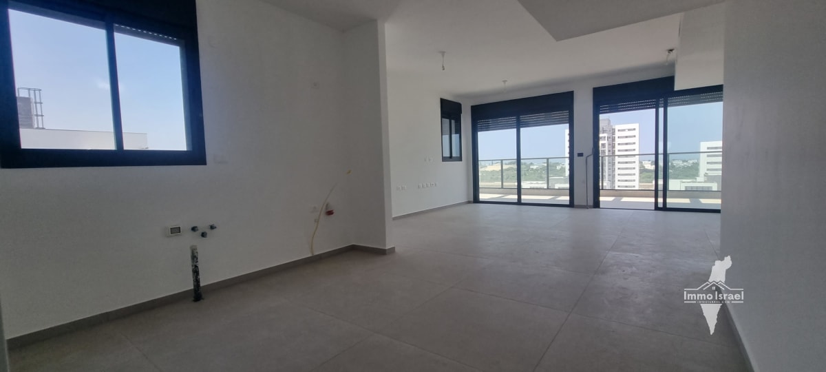 5-Room Penthouse for Rent in Or Yam Neighborhood, Or Akiva