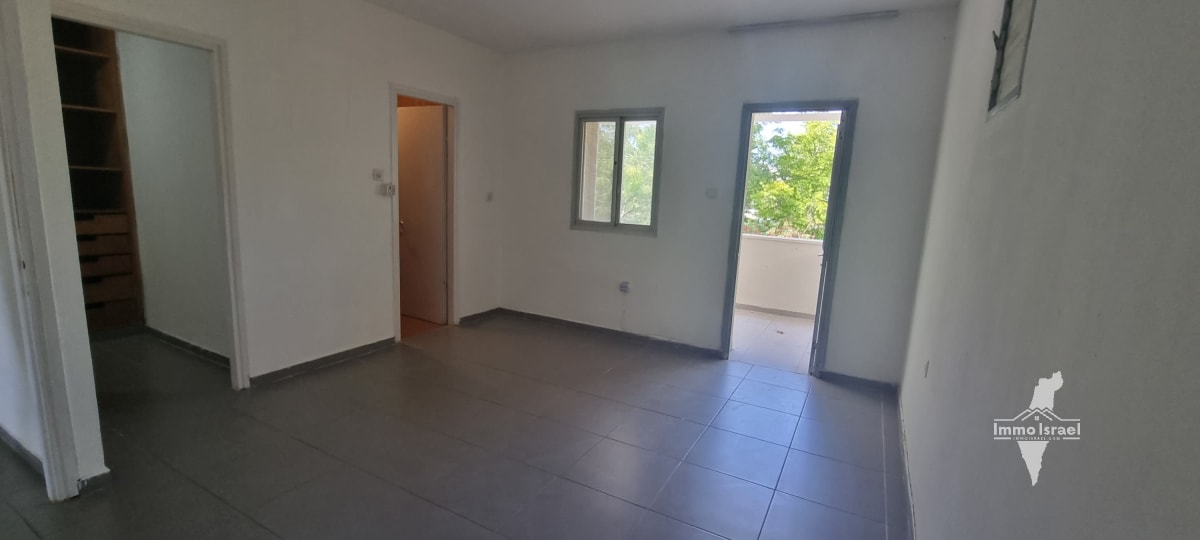 Appartement rez-de-jardin de 4 pièces à louer sur la rue Dolev, Caesarea