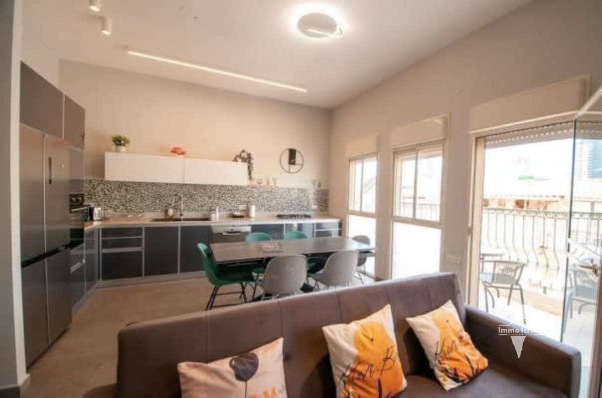 4-Room Penthouse for Sale at Raban Gamli'el Street, Tel Aviv-Yafo