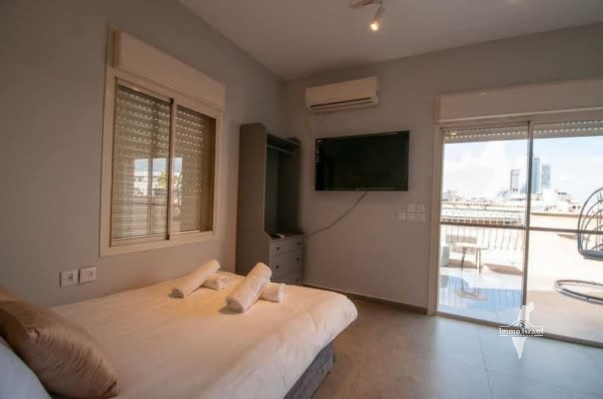 4-Room Penthouse for Sale at Raban Gamli'el Street, Tel Aviv-Yafo