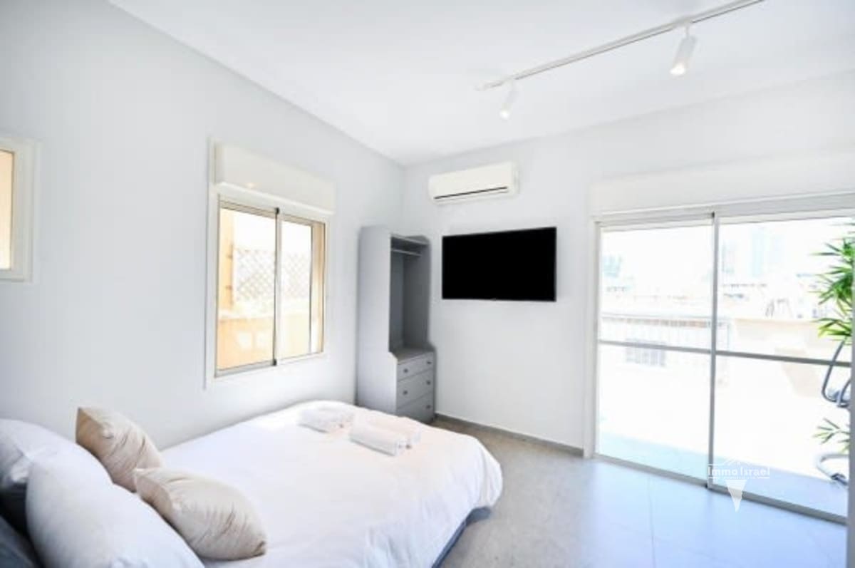 4-Room Penthouse for Sale at Raban Gamli'el Street, Tel Aviv-Yafo