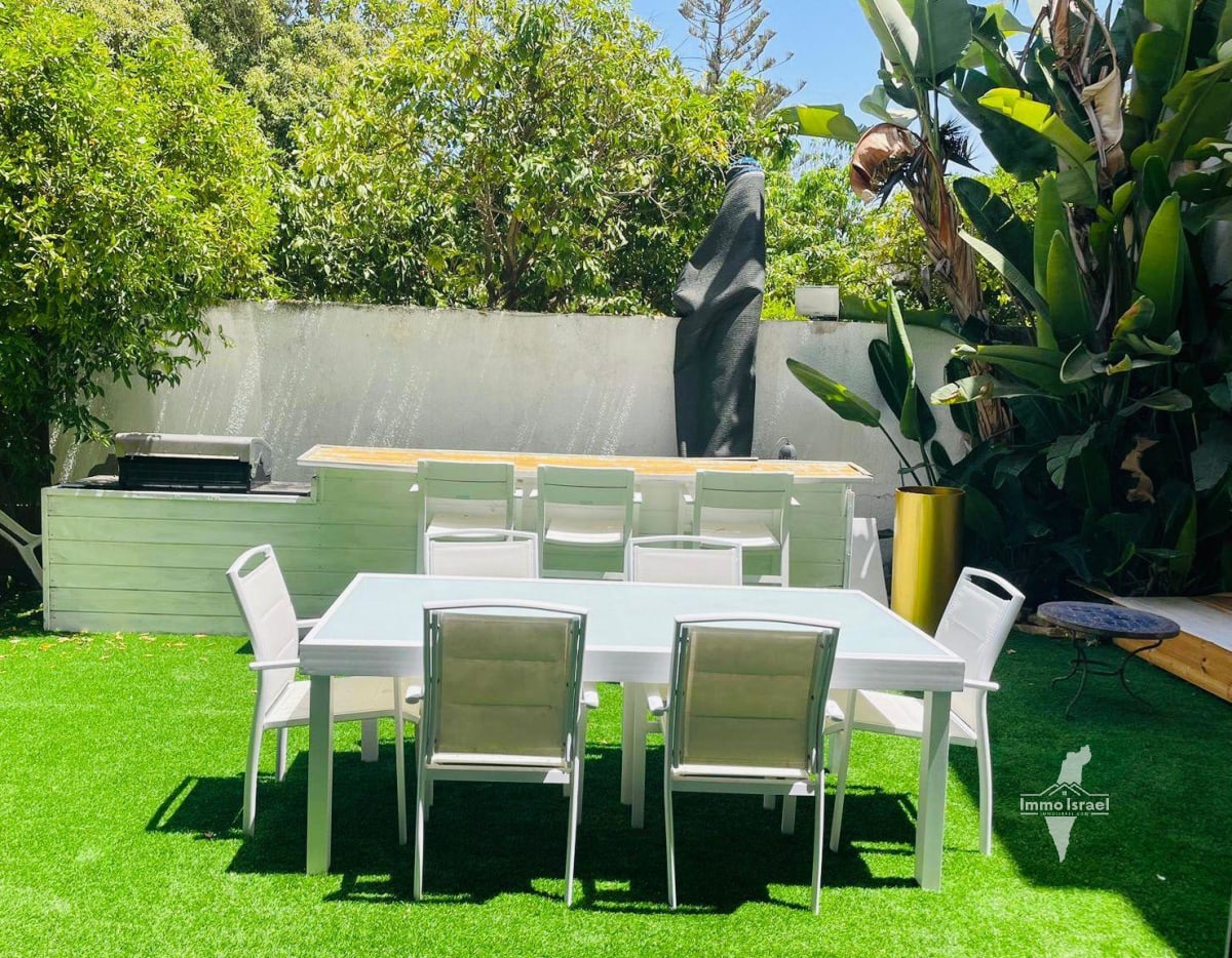 7-Room Villa with Pool for Sale at Ha-Vradim Street, Netanya