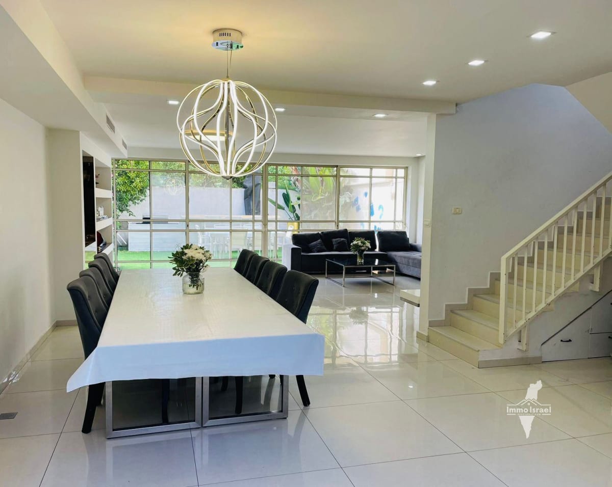 7-Room Villa with Pool for Sale at Ha-Vradim Street, Netanya