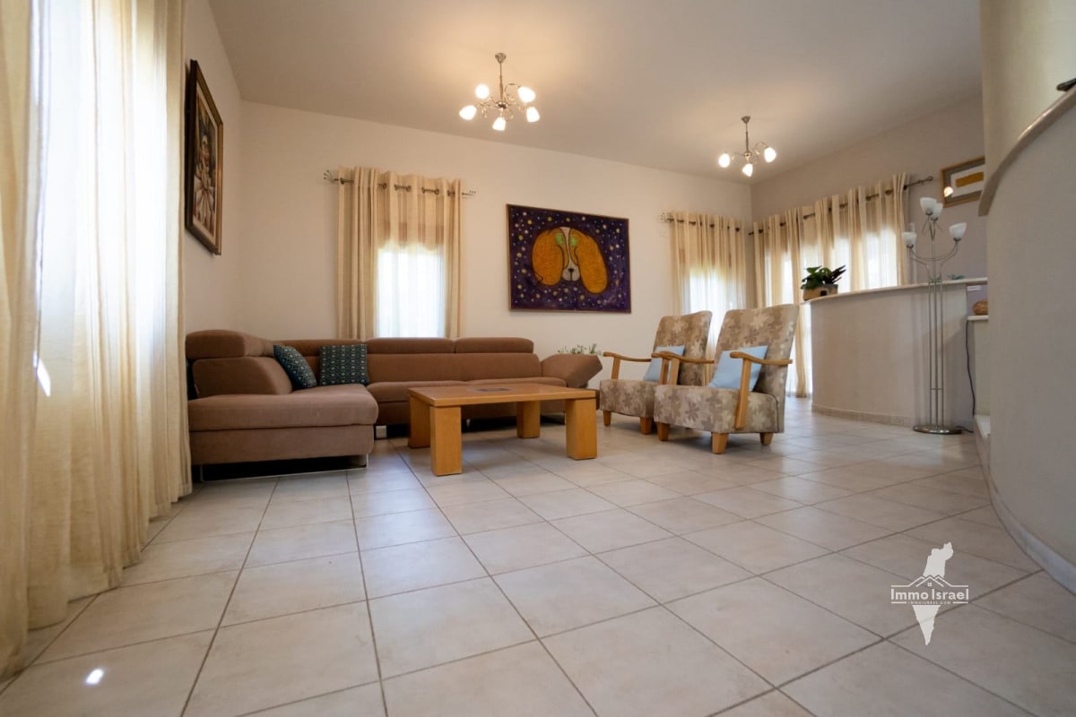 5.5-Room Villa for Sale at 60 Tsiporen Street, Omer