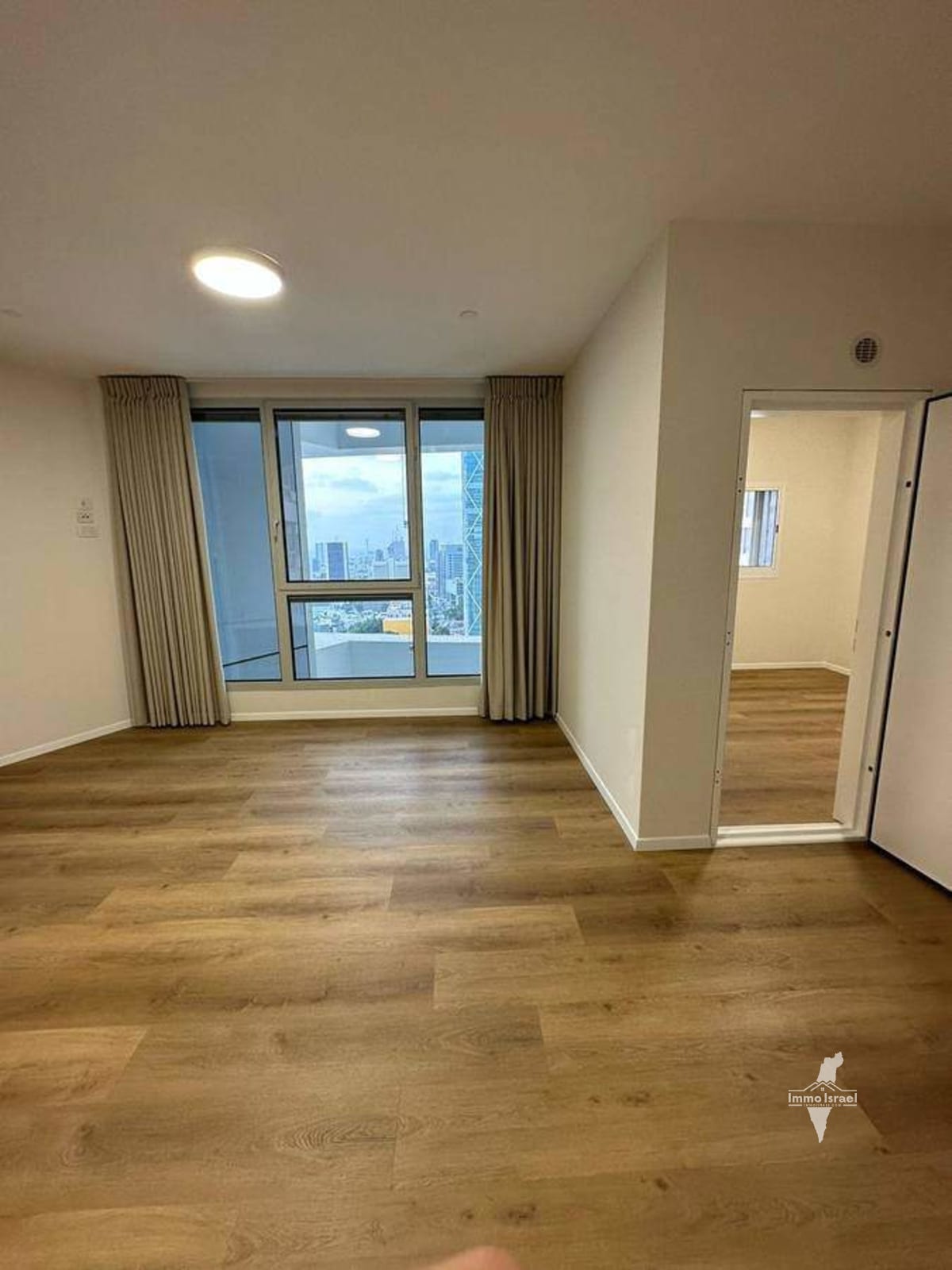 4.5-Room Apartment for Sale in Gindi Tower 3 at Carlebach Street, Tel Aviv-Yafo