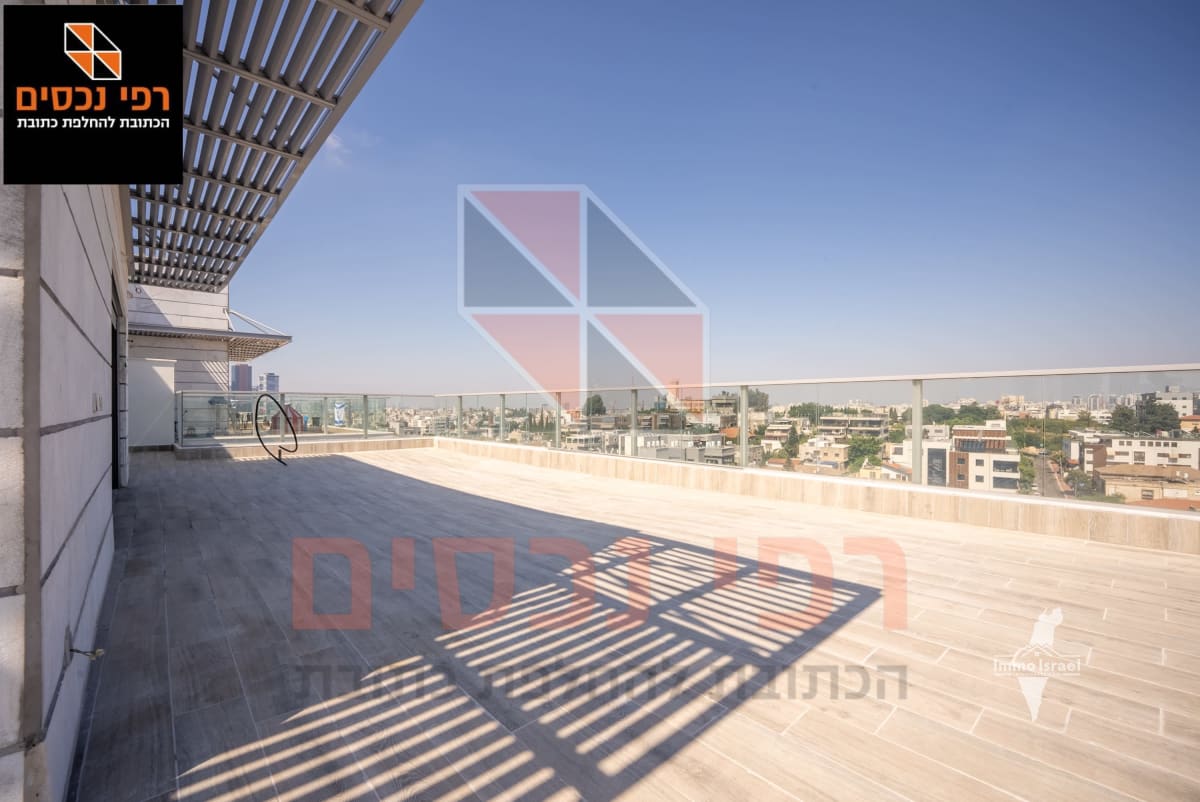 5-Room Penthouse for Sale at Ha-Ma'agal Street, Giv'atayim