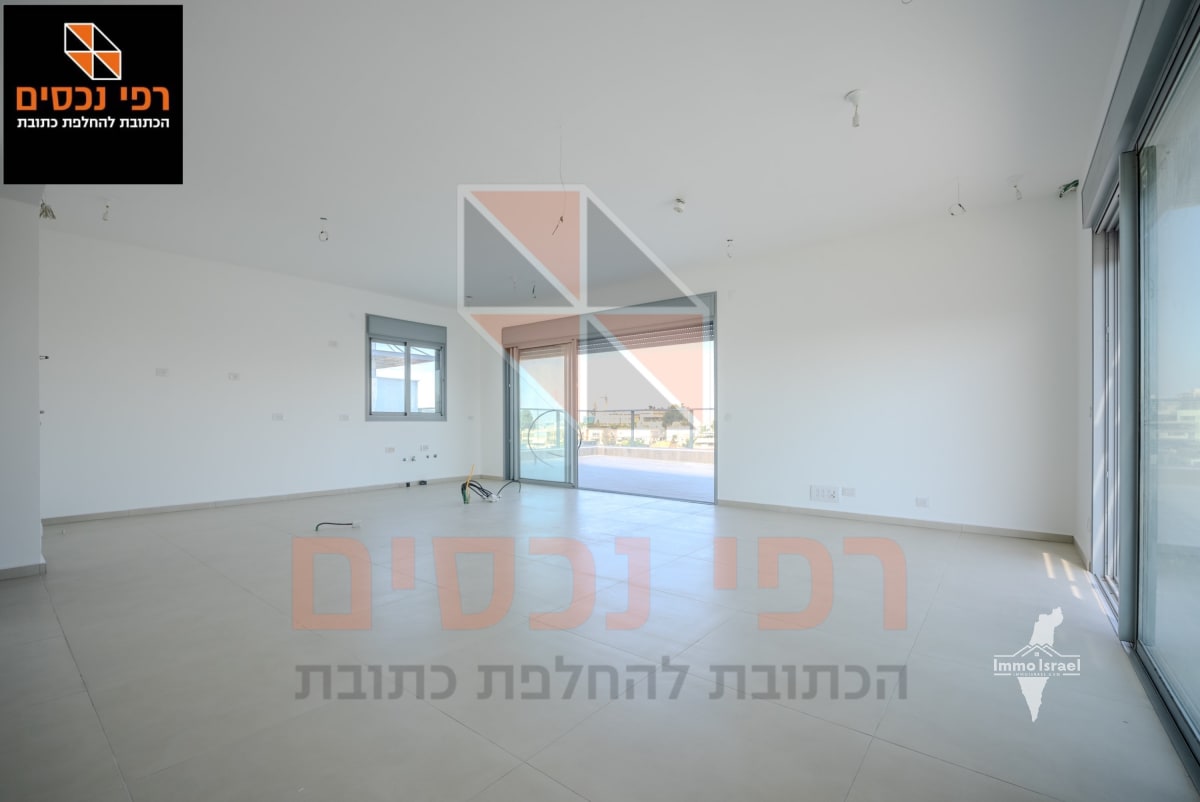 5-Room Penthouse for Sale at Ha-Ma'agal Street, Giv'atayim