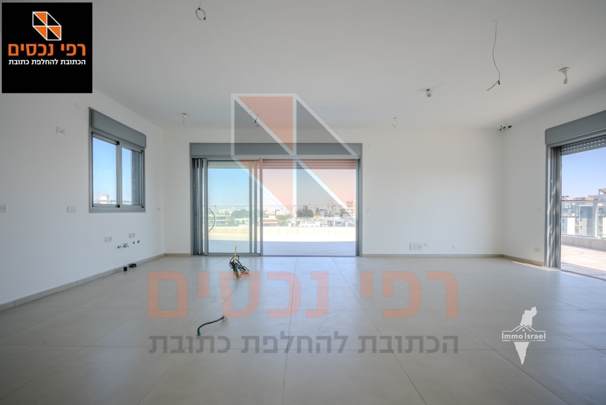 5-Room Penthouse for Sale at Ha-Ma'agal Street, Giv'atayim