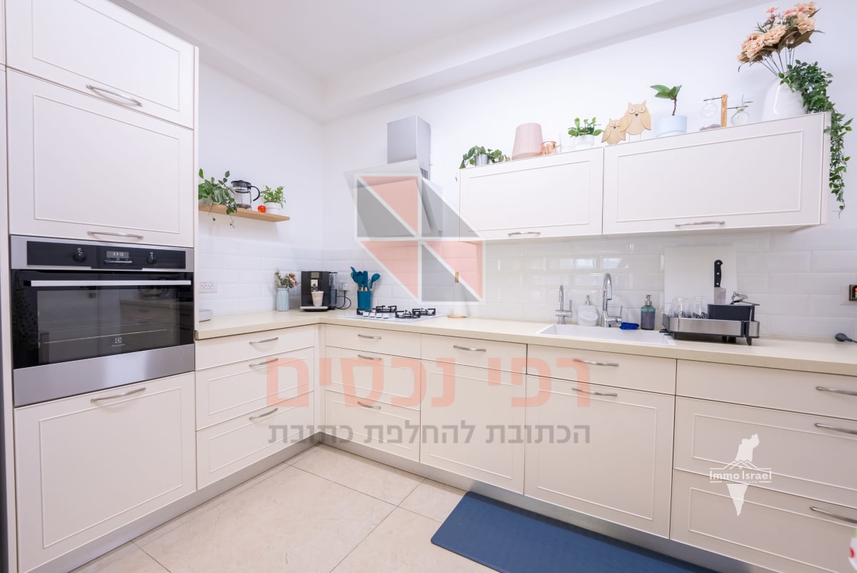 Luxurious 4-Room Apartment for Sale at Uzi'el Street, Ramat Gan