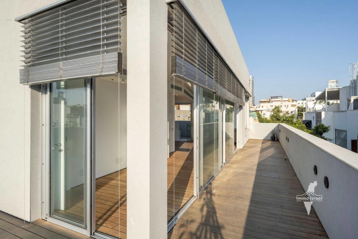 4-Room Duplex Penthouse with a Rooftop Pool for Sale at Malan Street, Tel Aviv-Yafo