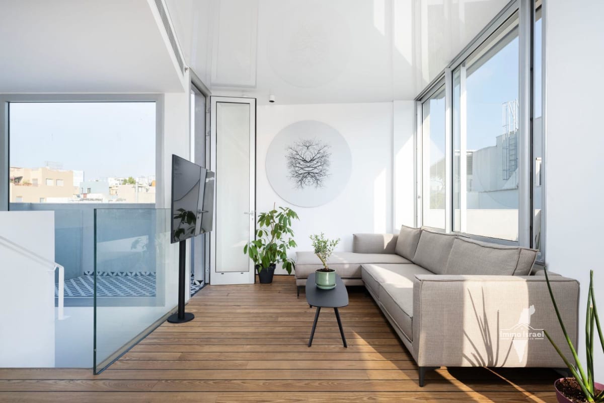 4-Room Duplex Penthouse with a Rooftop Pool for Sale at Malan Street, Tel Aviv-Yafo