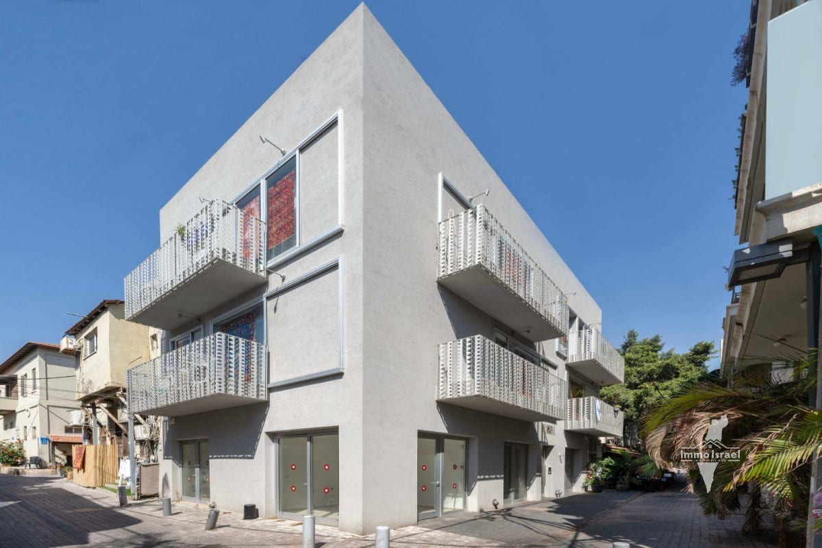 4-Room Duplex Penthouse with a Rooftop Pool for Sale at Malan Street, Tel Aviv-Yafo