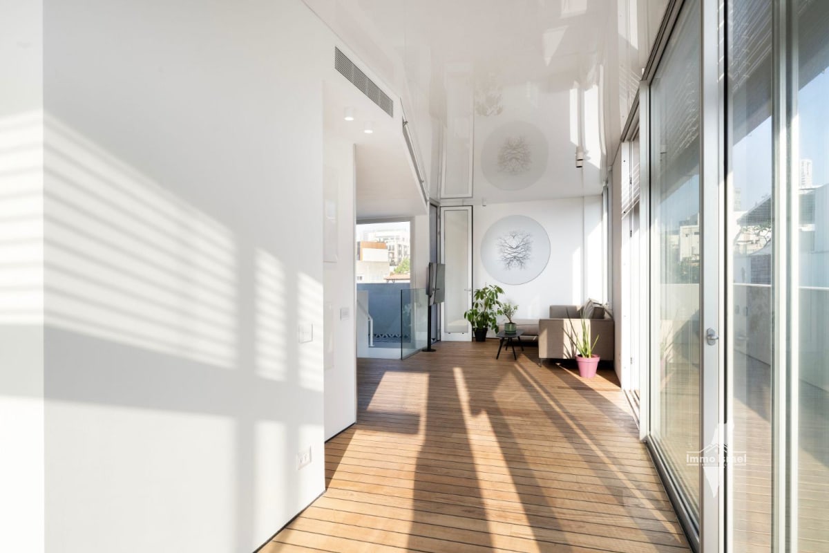 4-Room Duplex Penthouse with a Rooftop Pool for Sale at Malan Street, Tel Aviv-Yafo