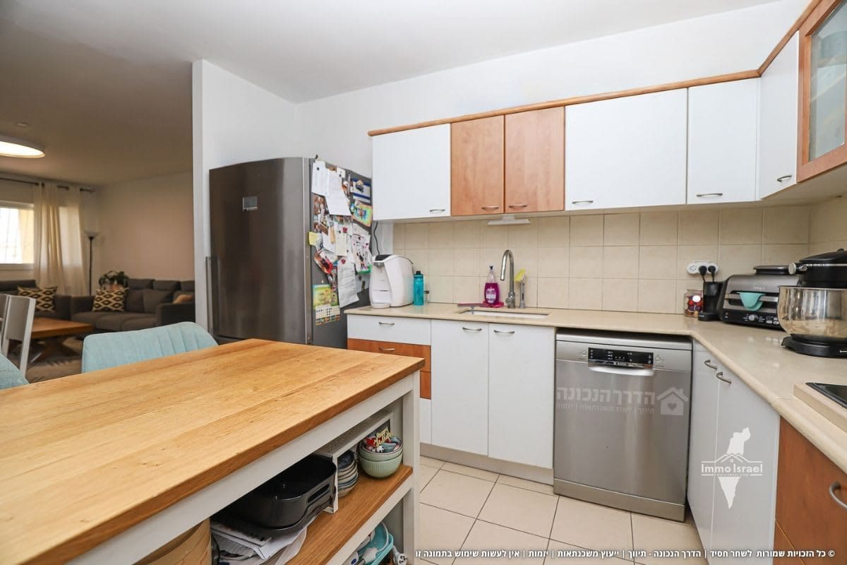 4.5-Room Apartment for Sale in Rekhovot ha-Holandit Neighborhood, Rehovot