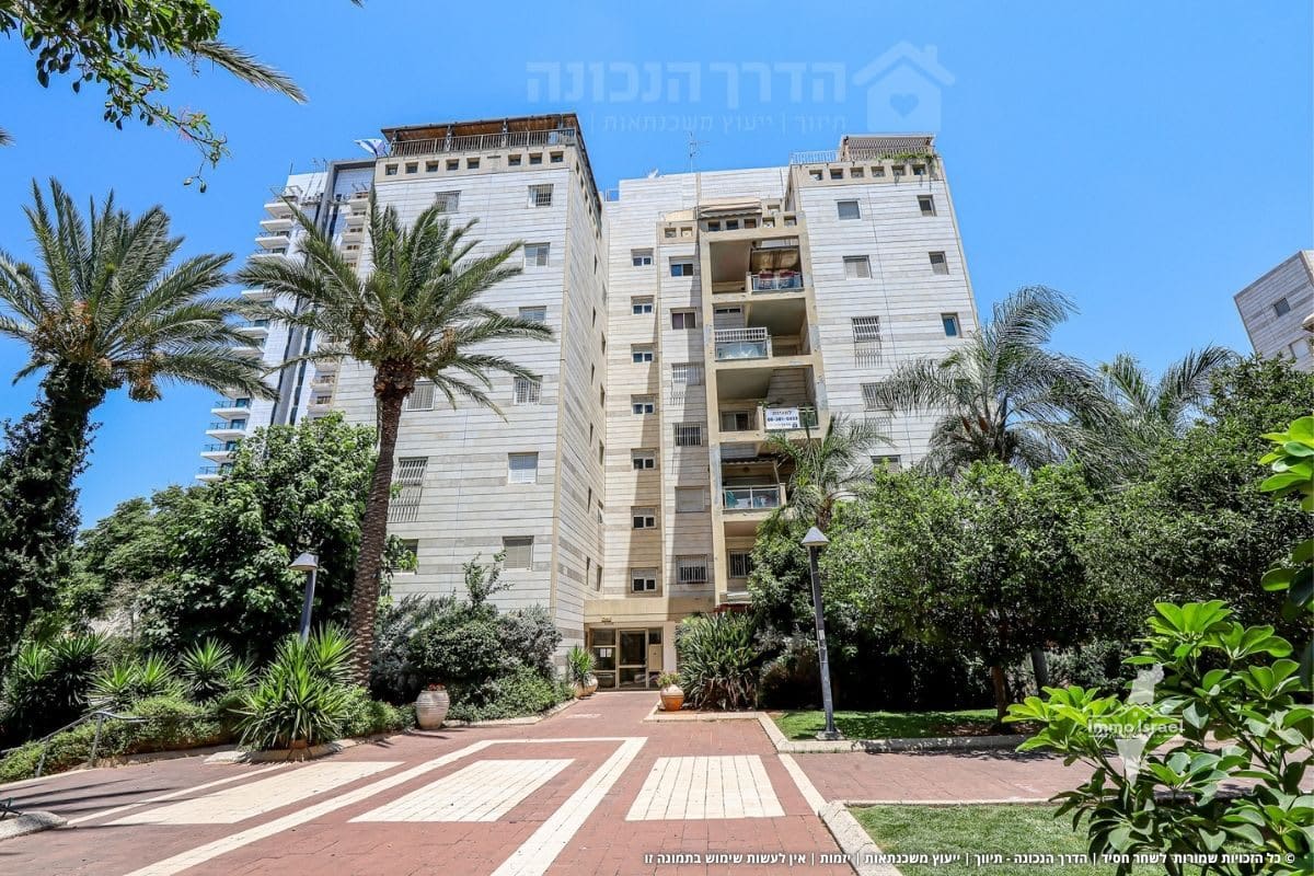 4.5-Room Apartment for Sale in Rekhovot ha-Holandit Neighborhood, Rehovot