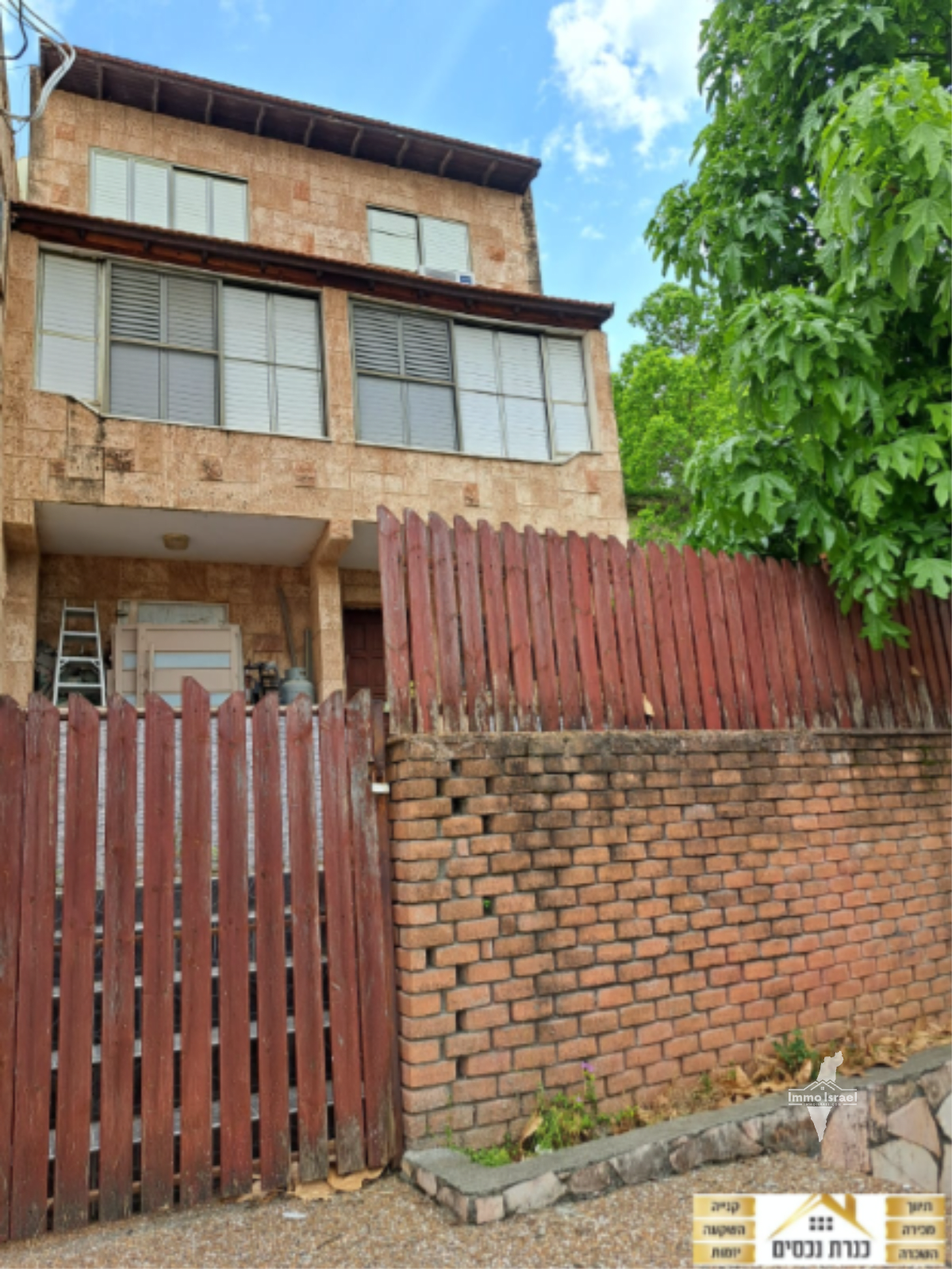 Cottage divisé en 3 maisons mitoyennes à vendre à Yokne'am Illit