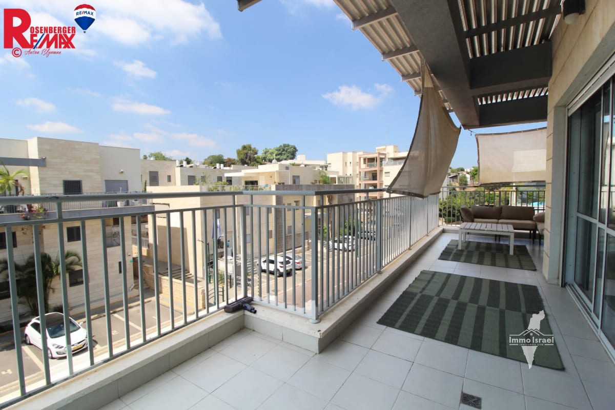 5-Room Penthouse for Sale at 10 Ha-Omarim Street, Ness Ziona