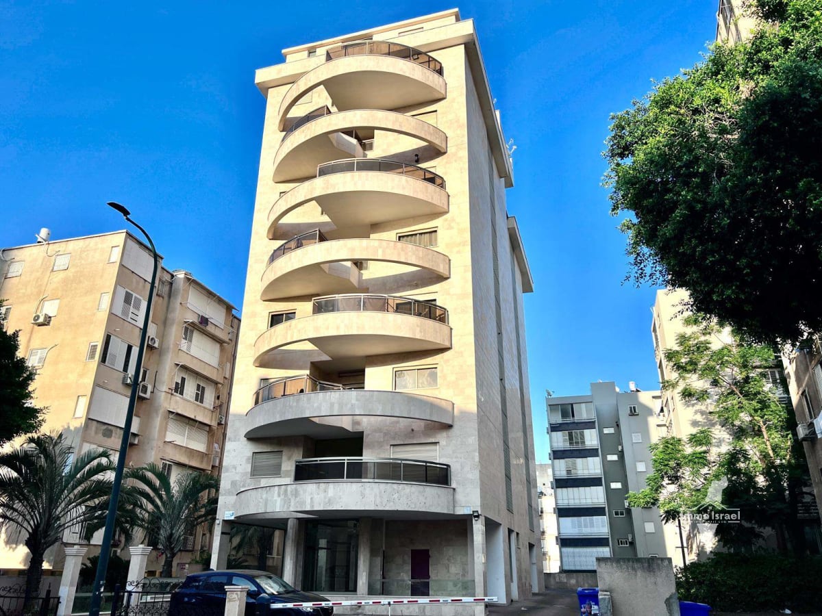 5-Room Apartment for Sale at 62 Shmuel HaNatziv Street, Netanya