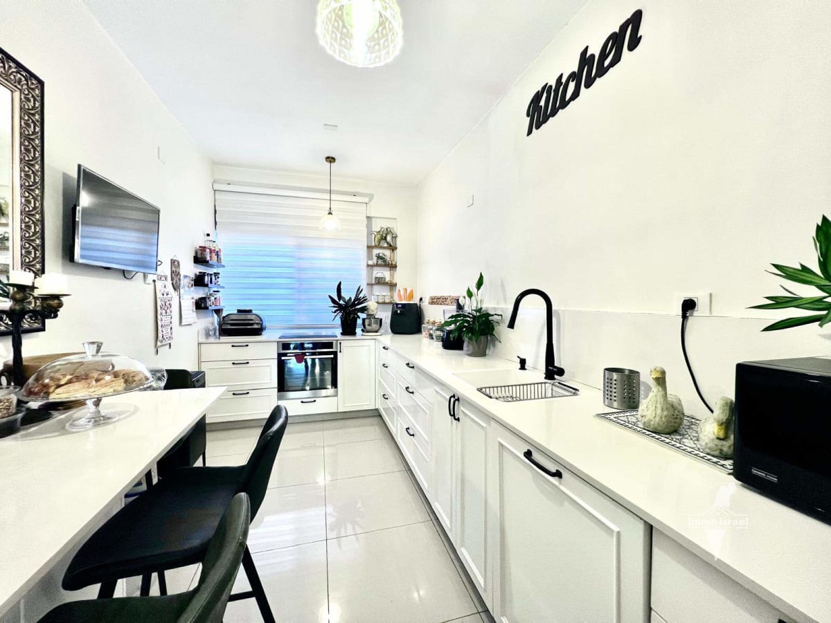 5-Room Apartment for Sale at HaRav Yosef Rivlin Street, Netanya