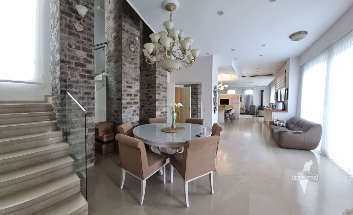 8-Room Villa for Sale in the Golf Neighborhood, Caesarea