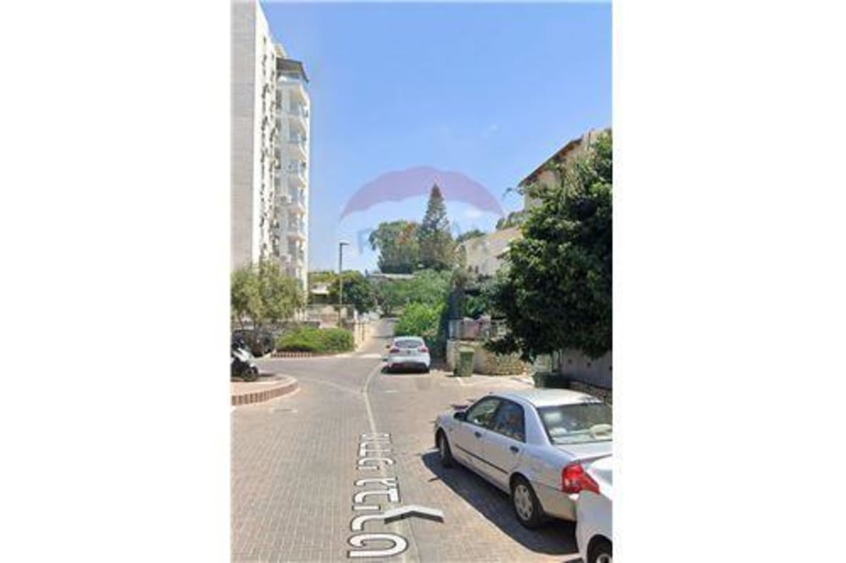 7-Room House for Sale at Mordekhai Gevirtig Street, Tel Aviv-Yafo