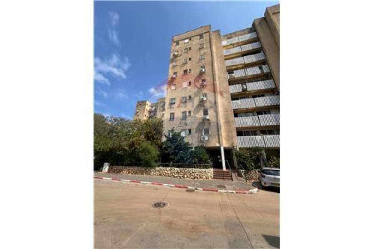 5-Room Apartment for Sale at Korazim Street, Tel Aviv