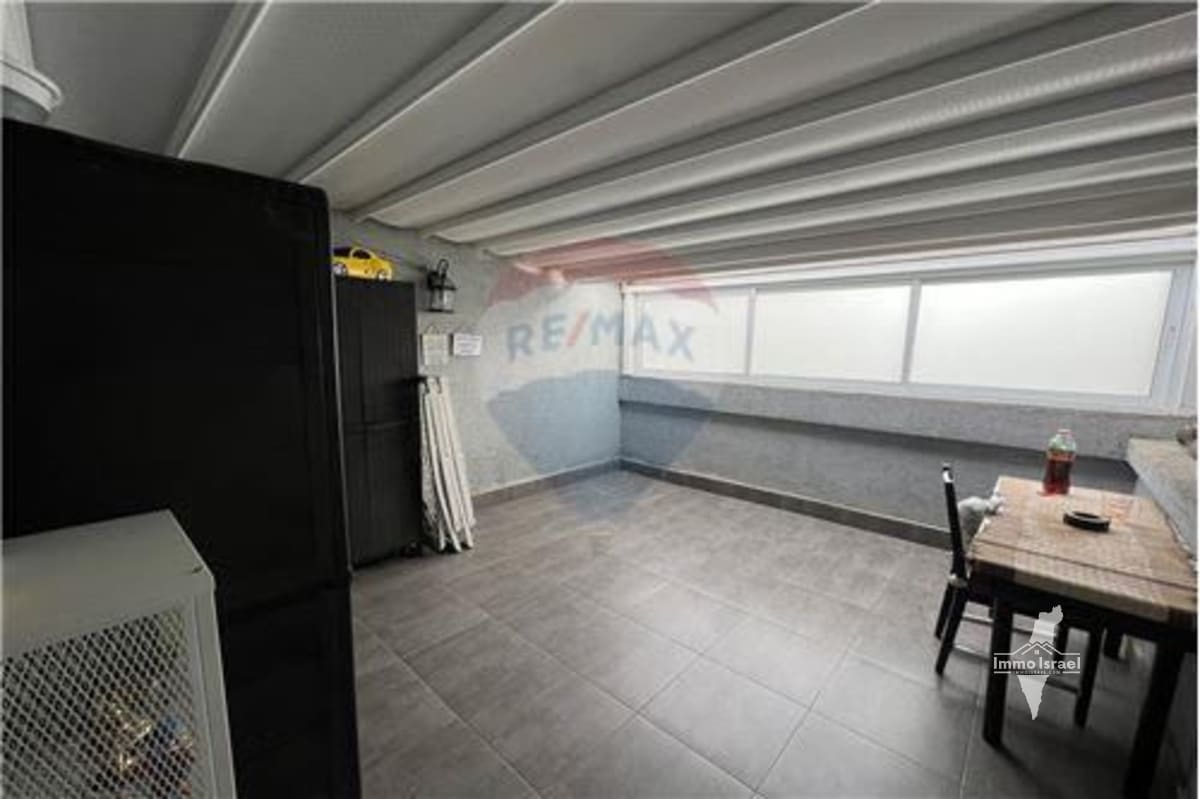 8-Room Roof Duplex for Sale at Gush Etsyon Street, Tel Aviv-Yafo