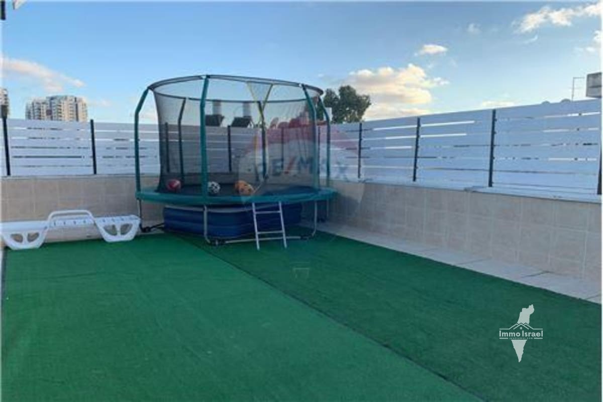 5-Room Roof Apartment for Sale at Ahima'ats Street, Tel Aviv-Yafo