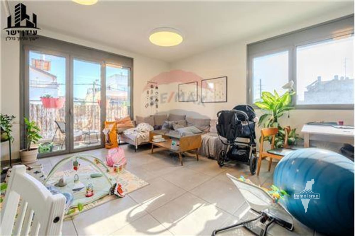 3-Room Apartment for Sale at Yetsiat Eropa Street, Tel Aviv-Yafo