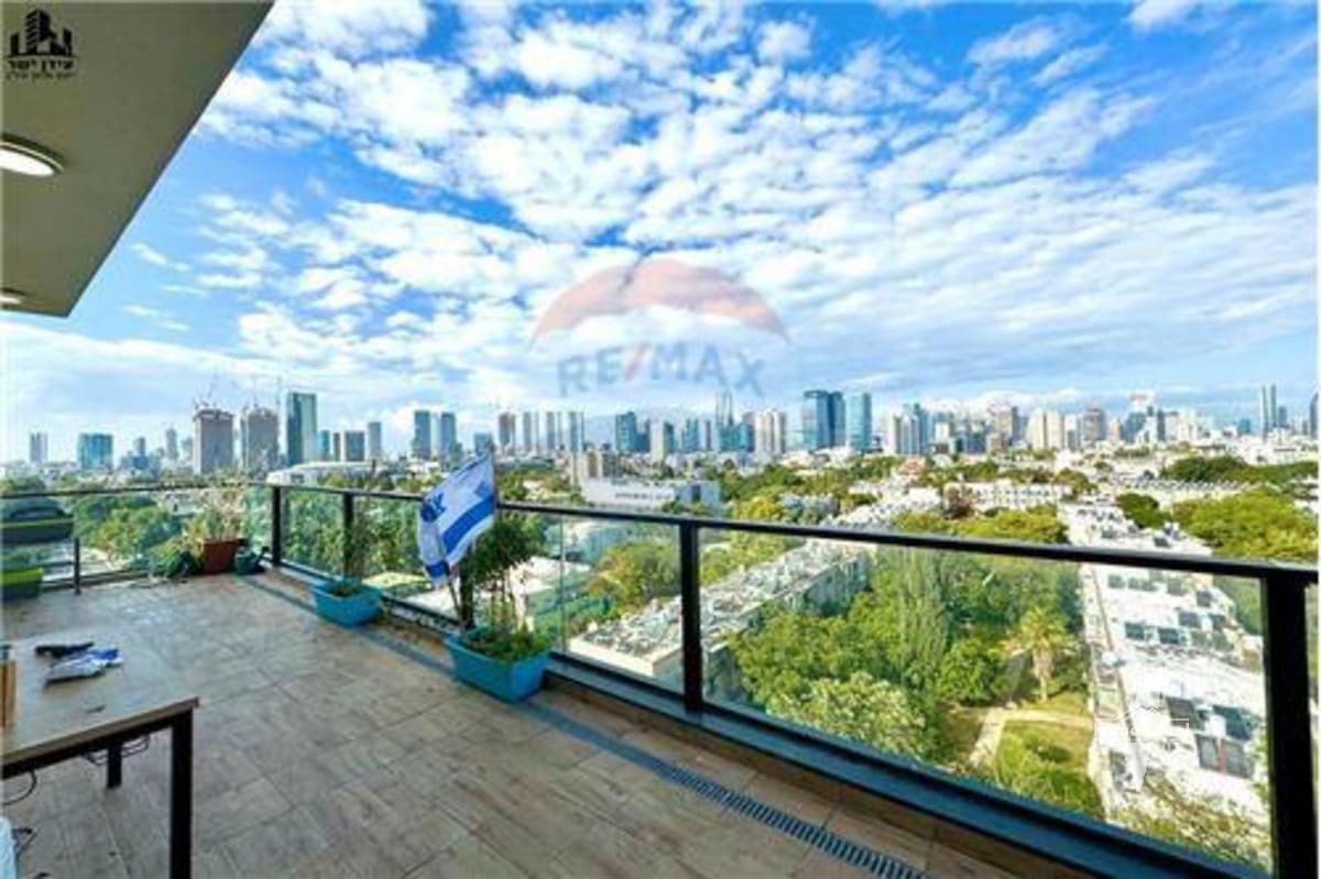 4-Room Penthouse for Sale on La Guardia Street, Tel Aviv-Yafo