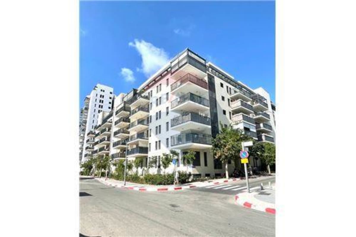 6-Room Garden Apartment for Sale at Mahal Street, Tel Aviv-Yafo