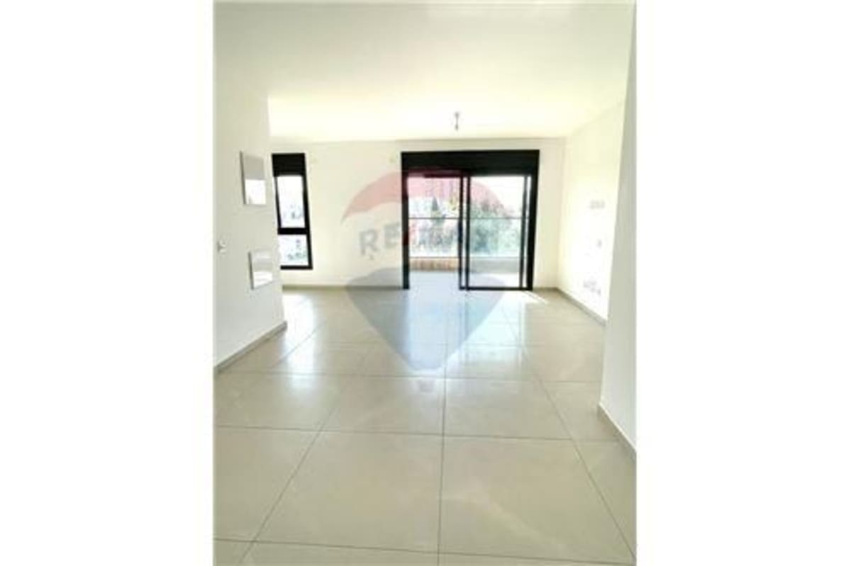 5-Room Apartment for Sale on Moshe Dayan Road, Tel Aviv-Yafo